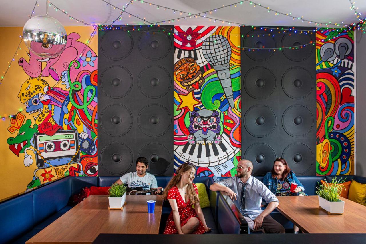 Let'S Rock Party Hostel! Age Limit From 18 Until 40! Krakow Bagian luar foto