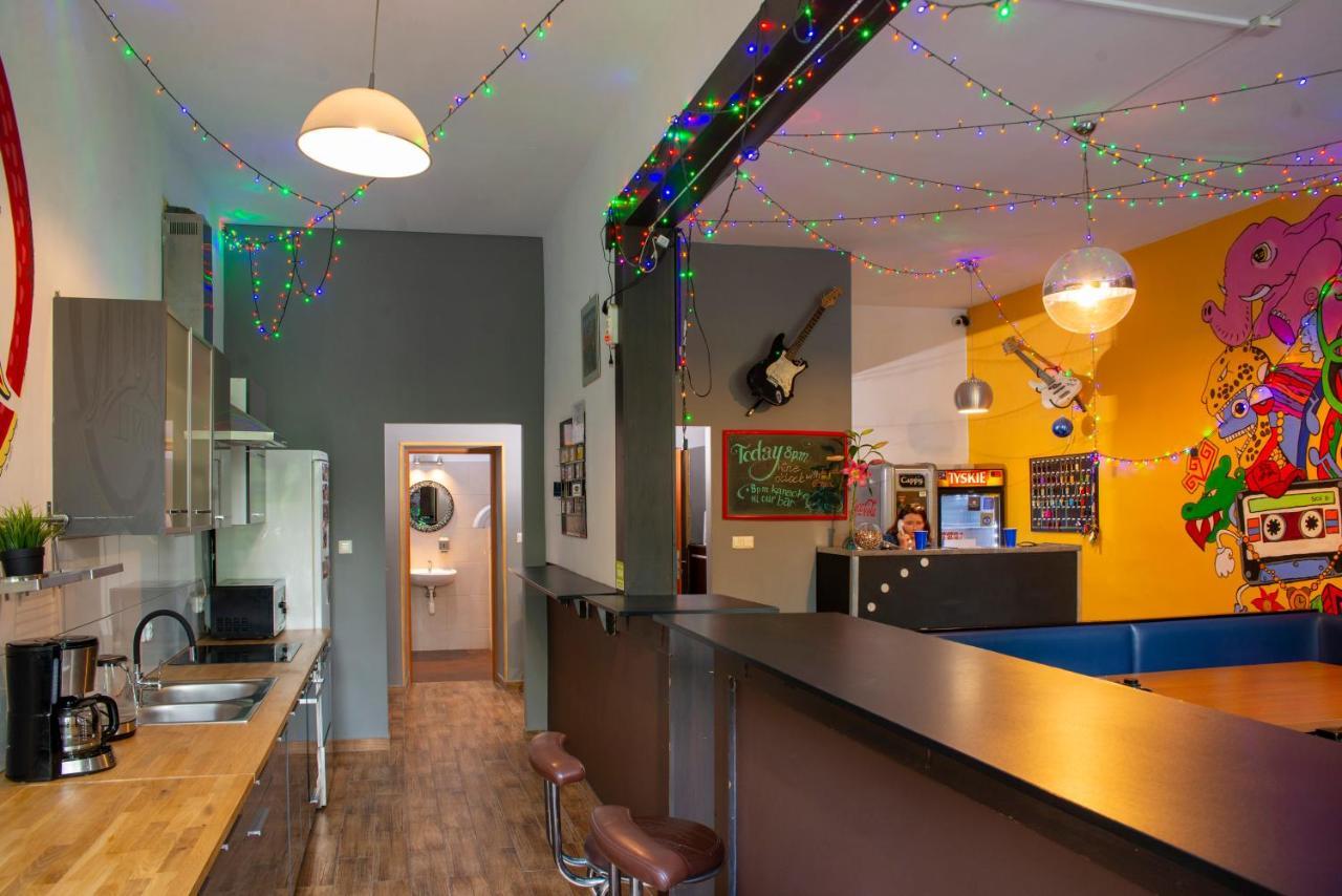 Let'S Rock Party Hostel! Age Limit From 18 Until 40! Krakow Bagian luar foto