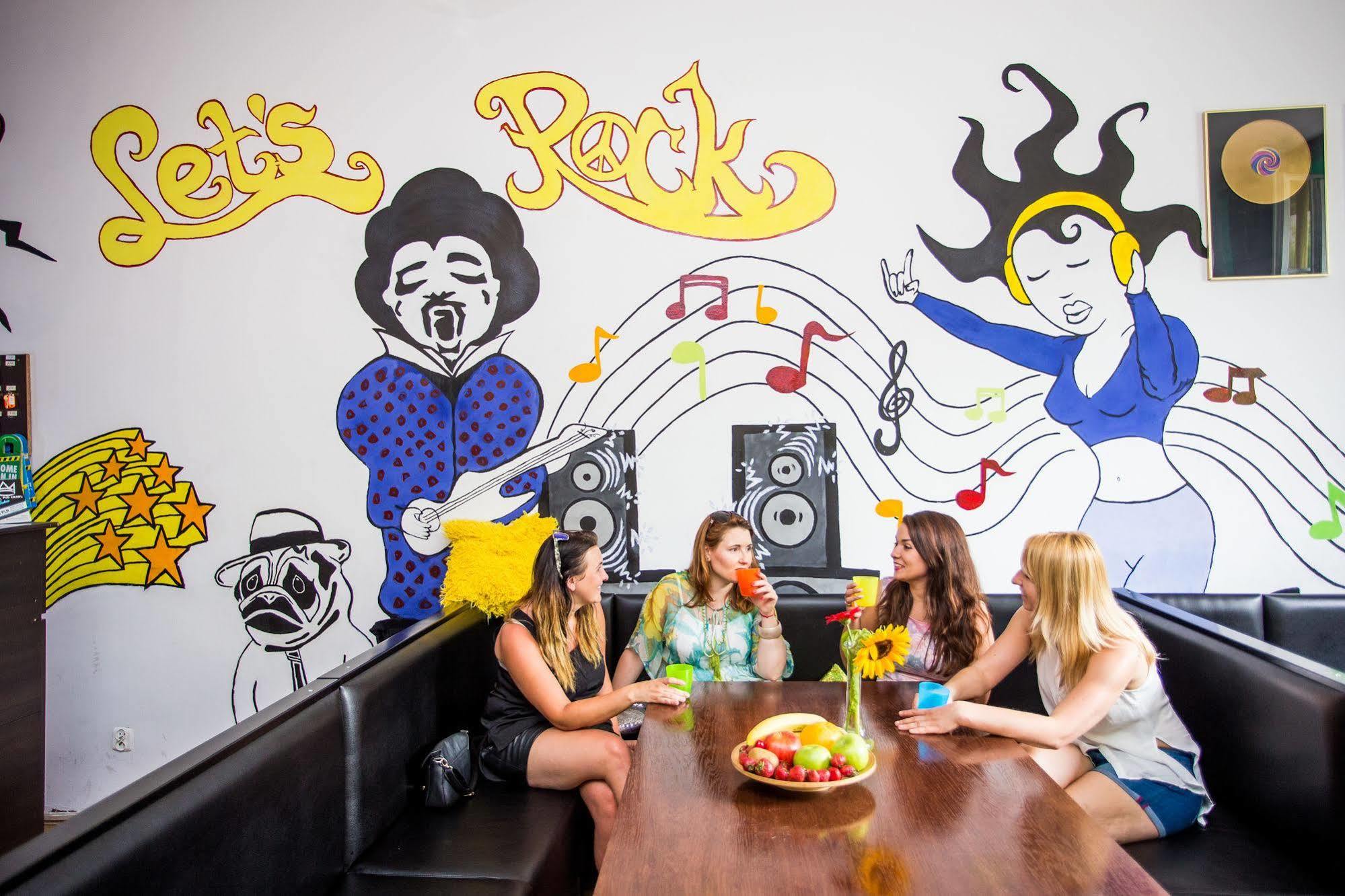 Let'S Rock Party Hostel! Age Limit From 18 Until 40! Krakow Bagian luar foto